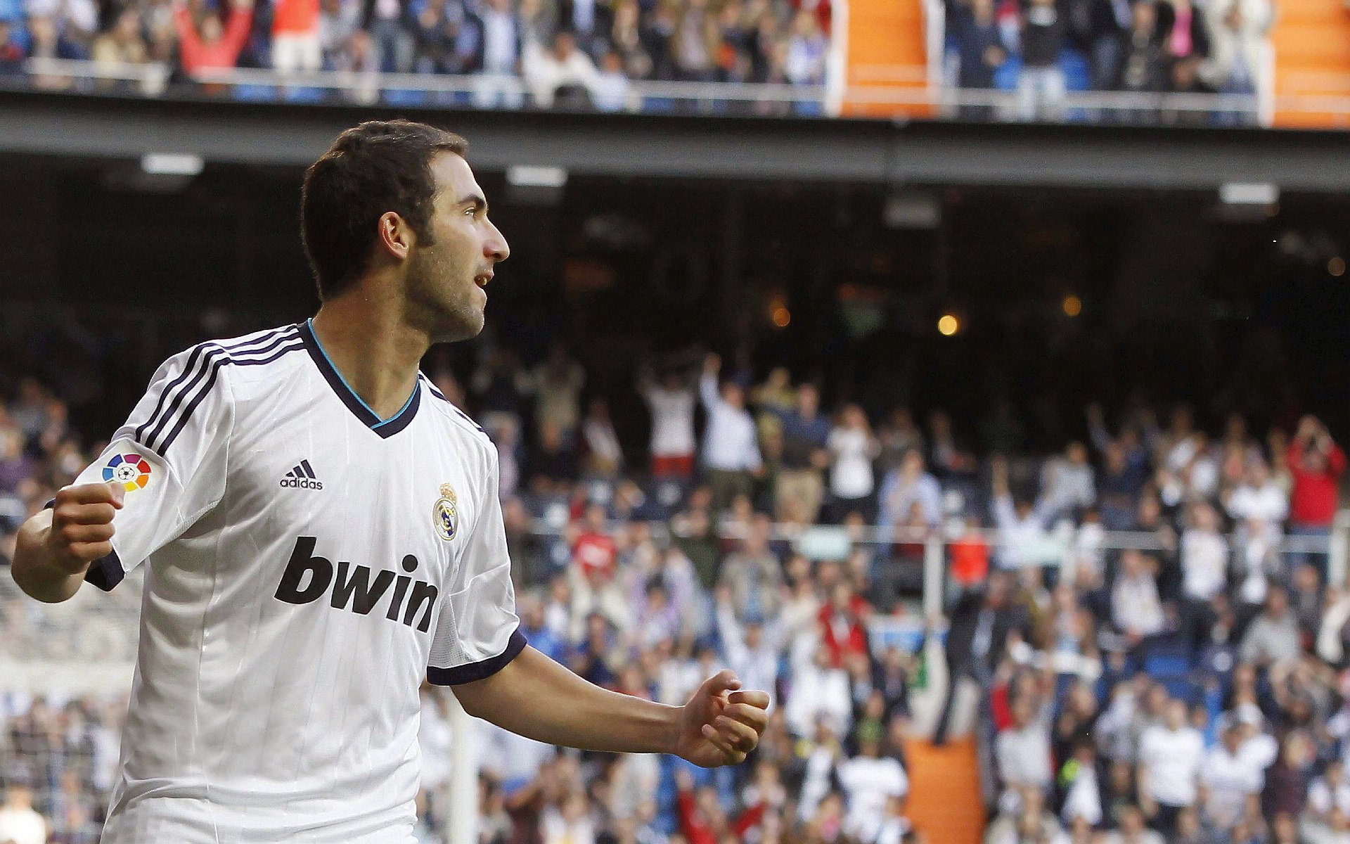 “英超榜首大战一触即发,谁能问鼎冠军?”,英超第一